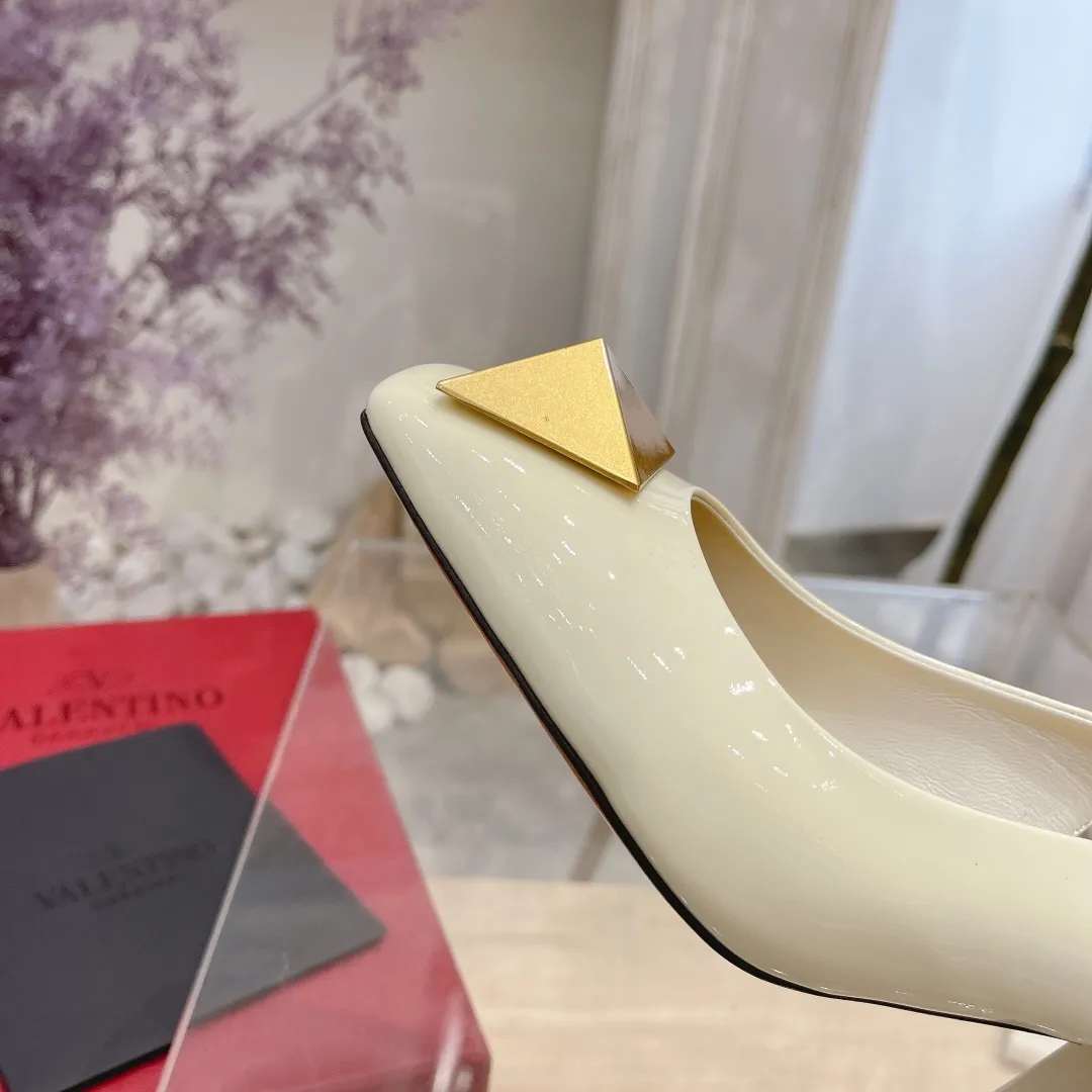 👟👟Ex-factory price 440👟👟 Genuine leather sole +40 Valentino Valentino 2023 spring and summer new product [Pyramid] large spike shoes are new☑️ ———————————— Valentino Garavani’s classic “Roman Stud” series debuts in a new interpretation! The latest golden big rivet element is full of high-end sense! Extremely fashionable ~ Upper: Original custom-made cow patent leather Lining: Original high-gloss imported sheepskin lining Outsole: Italian genuine leather Outsole: Wear-resistant rubber sole Size: 34-42 (34 and 42 are custom-made and non-refundable) Heel height: [8.5cm] - [6cm] (2 heel height options)